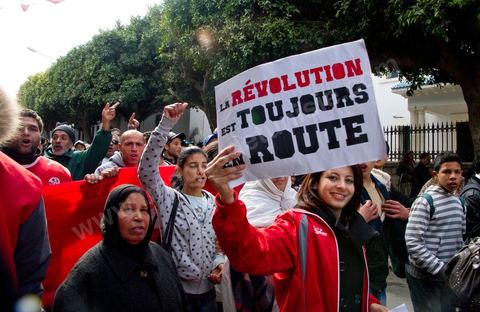 25 février : ce vendredi le sit in de la Kasbah voit le soutien de milliers de manifestants pacifiques sur la place de la Kasbah. Plus de 50 000 manifestants appelant à la démission du Premier ministre M. Ghanouchi et d'un gouvernement une fois pour toute séparé du RCD.