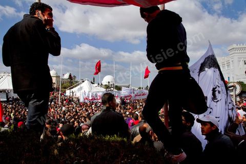 25 février : ce vendredi le sit in de la Kasbah voit le soutien de milliers de manifestants pacifiques sur la place de la Kasbah. Plus de 50 000 manifestants appelant à la démission du Premier ministre M. Ghanouchi et d'un gouvernement une fois pour toute séparé du RCD.