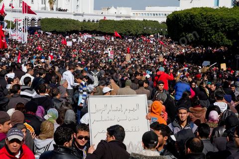 25 février : ce vendredi le sit in de la Kasbah voit le soutien de milliers de manifestants pacifiques sur la place de la Kasbah. Plus de 50 000 manifestants appelant à la démission du Premier ministre M. Ghanouchi et d'un gouvernement une fois pour toute séparé du RCD.