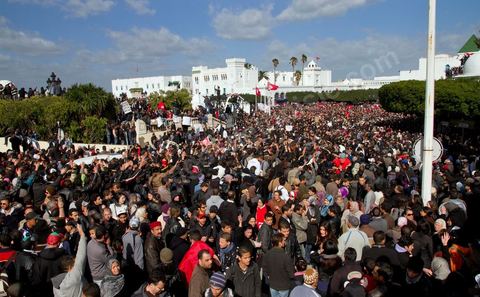 25 février : ce vendredi le sit in de la Kasbah voit le soutien de milliers de manifestants pacifiques sur la place de la Kasbah. Plus de 50 000 manifestants appelant à la démission du Premier ministre M. Ghanouchi et d'un gouvernement une fois pour toute séparé du RCD.