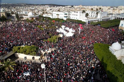 25 février : ce vendredi le sit in de la Kasbah voit le soutien de milliers de manifestants pacifiques sur la place de la Kasbah. Plus de 50 000 manifestants appelant à la démission du Premier ministre M. Ghanouchi et d'un gouvernement une fois pour toute séparé du RCD.