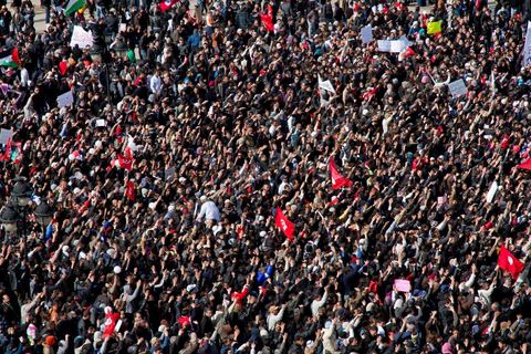 25 février : ce vendredi le sit in de la Kasbah voit le soutien de milliers de manifestants pacifiques sur la place de la Kasbah. Plus de 50 000 manifestants appelant à la démission du Premier ministre M. Ghanouchi et d'un gouvernement une fois pour toute séparé du RCD.