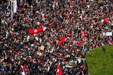 25 février : ce vendredi le sit in de la Kasbah voit le soutien de milliers de manifestants pacifiques sur la place de la Kasbah. Plus de 50 000 manifestants appelant à la démission du Premier ministre M. Ghanouchi et d'un gouvernement une fois pour toute séparé du RCD.