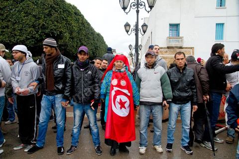 25 février : ce vendredi le sit in de la Kasbah voit le soutien de milliers de manifestants pacifiques sur la place de la Kasbah. Plus de 50 000 manifestants appelant à la démission du Premier ministre M. Ghanouchi et d'un gouvernement une fois pour toute séparé du RCD.