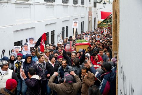 25 février : le cortége funèbre du jeune Mouhamed Handi, 18 ans, vivant dans la medina, tué la veille par un tir de snipper, traverse les manifestants de la place de la Kasbah avant de se rendre au cimetière du Jellaz.