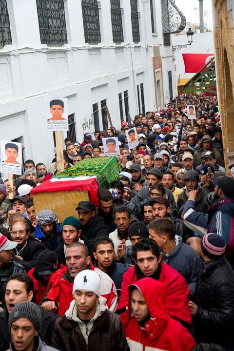25 février : le cortége funèbre du jeune Mouhamed Handi, 18 ans, vivant dans la medina, tué la veille par un tir de snipper, traverse les manifestants de la place de la Kasbah avant de se rendre au cimetière du Jellaz.