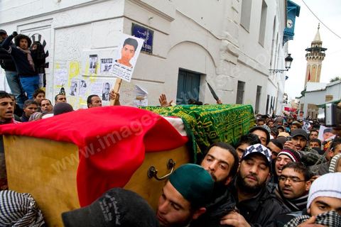 25 février : le cortége funèbre du jeune Mouhamed Handi, 18 ans, vivant dans la medina, tué la veille par un tir de snipper, traverse les manifestants de la place de la Kasbah avant de se rendre au cimetière du Jellaz.