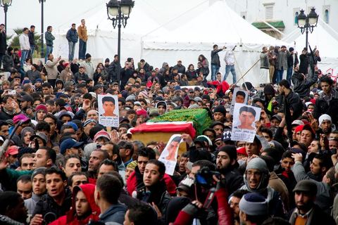 25 février : le cortége funèbre du jeune Mouhamed Handi, 18 ans, vivant dans la medina, tué la veille par un tir de snipper, traverse les manifestants de la place de la Kasbah avant de se rendre au cimetière du Jellaz.