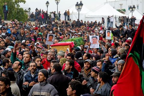 25 février : le cortége funèbre du jeune Mouhamed Handi, 18 ans, vivant dans la medina, tué la veille par un tir de snipper, traverse les manifestants de la place de la Kasbah avant de se rendre au cimetière du Jellaz.