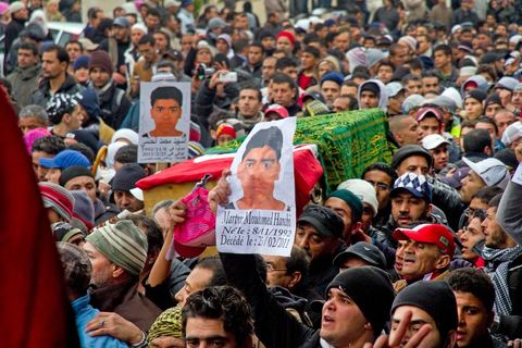 25 février : le cortége funèbre du jeune Mouhamed Handi, 18 ans, vivant dans la medina, tué la veille par un tir de snipper, traverse les manifestants de la place de la Kasbah avant de se rendre au cimetière du Jellaz.