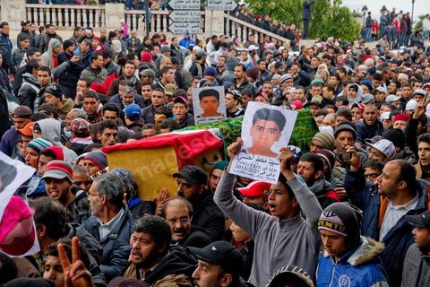 25 février : le cortége funèbre du jeune Mouhamed Handi, 18 ans, vivant dans la medina, tué la veille par un tir de snipper, traverse les manifestants de la place de la Kasbah avant de se rendre au cimetière du Jellaz.