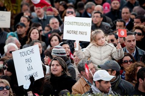 2 mars : chaque jour de cette semaine, un rassemblement a lieu à partir de 17 h à la coupole d'El Menzah dans les quartiers chics de Tunis. L'objectif du rassemblement, un appel au retour au travail, au calme et à la sécurité pour présevrer l'économie et la stabilité de la Tunisie. Discours : respects de la révolution, reconstruction du pays , et dégage RCD et Jrad (UGTT°.