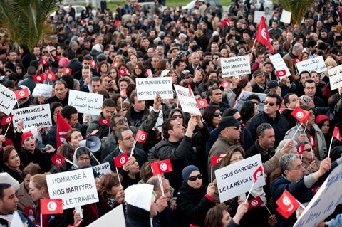 2 mars : chaque jour de cette semaine, un rassemblement a lieu à partir de 17 h à la coupole d'El Menzah dans les quartiers chics de Tunis. L'objectif du rassemblement, un appel au retour au travail, au calme et à la sécurité pour présevrer l'économie et la stabilité de la Tunisie. Discours : respects de la révolution, reconstruction du pays , et dégage RCD et Jrad (UGTT°.