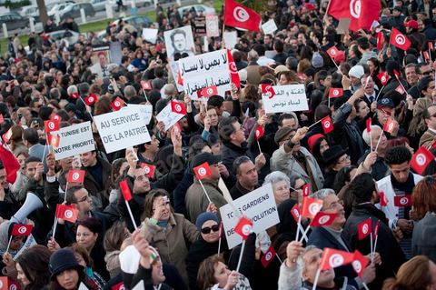 2 mars : chaque jour de cette semaine, un rassemblement a lieu à partir de 17 h à la coupole d'El Menzah dans les quartiers chics de Tunis. L'objectif du rassemblement, un appel au retour au travail, au calme et à la sécurité pour présevrer l'économie et la stabilité de la Tunisie. Discours : respects de la révolution, reconstruction du pays , et dégage RCD et Jrad (UGTT°.