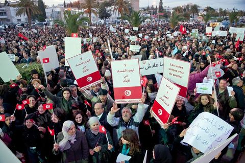 2 mars : chaque jour de cette semaine, un rassemblement a lieu à partir de 17 h à la coupole d'El Menzah dans les quartiers chics de Tunis. L'objectif du rassemblement, un appel au retour au travail, au calme et à la sécurité pour présevrer l'économie et la stabilité de la Tunisie. Discours : respects de la révolution, reconstruction du pays , et dégage RCD et Jrad (UGTT°.