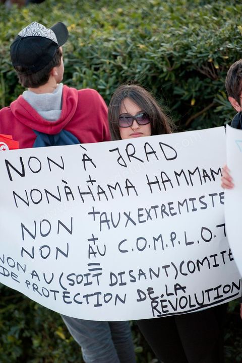 2 mars : chaque jour de cette semaine, un rassemblement a lieu à partir de 17 h à la coupole d'El Menzah dans les quartiers chics de Tunis. L'objectif du rassemblement, un appel au retour au travail, au calme et à la sécurité pour présevrer l'économie et la stabilité de la Tunisie. Discours : respects de la révolution, reconstruction du pays , et dégage RCD et Jrad (UGTT°.