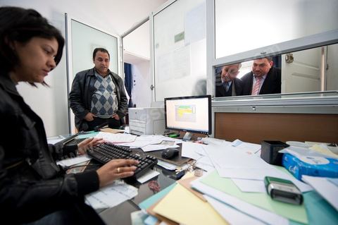 12 mars 2011 : Deux syndicalistes viennent régler leur adhésion annuelle à l'UGTT dans le Bureau de la comptabilité de l'UGGT. Au coeur de l'UGTT (Union Générale Tunisienne du Travail), siège historique de la Place Mohamed Ali à Tunis.