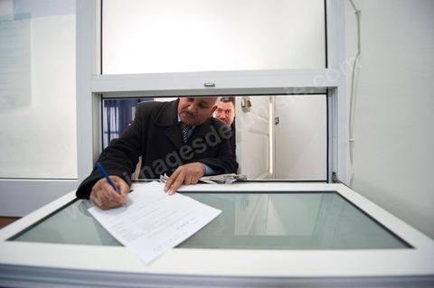 12 mars 2011 : Deux syndicalistes viennent régler leur adhésion annuelle à l'UGTT dans le Bureau de la comptabilité de l'UGGT. Au coeur de l'UGTT (Union Générale Tunisienne du Travail), siège historique de la Place Mohamed Ali à Tunis.