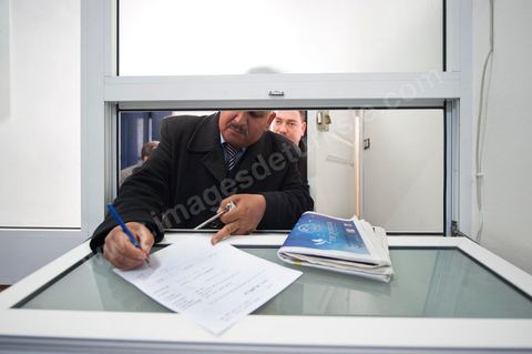 12 mars 2011 : Deux syndicalistes viennent régler leur adhésion annuelle à l'UGTT dans le Bureau de la comptabilité de l'UGGT. Au coeur de l'UGTT (Union Générale Tunisienne du Travail), siège historique de la Place Mohamed Ali à Tunis.