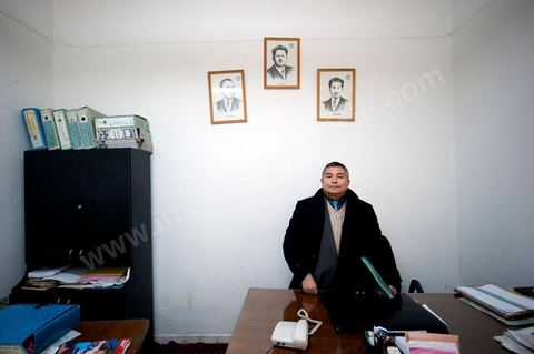 12 mars 2011 : Un membre de l'UGGT dans son bureau nous présente les portraits historiques des grands syndicalistes et fondateurs de l'UGTT. Au coeur de l'UGTT (Union Générale Tunisienne du Travail), siège historique de la Place Mohamed Ali à Tunis.