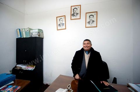 12 mars 2011 : Un membre de l'UGGT dans son bureau nous présente les portraits historiques des grands syndicalistes et fondateurs de l'UGTT. Au coeur de l'UGTT (Union Générale Tunisienne du Travail), siège historique de la Place Mohamed Ali à Tunis.