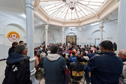 12 mars 2011 : Dans la grande salle de la Rotonde, sous l'oeil de Farhat Hached (portrait géant) au siège de l'UGGT réunion des syndicalistes d'une société privée de BTP, SBF, pour la création du syndicat de base de SBF et l'élection des représentants syndicalistes par vote des adhérents UGTT/SBF. Le vote est supervisé par le Bureau Régional de Tunis présidé ici par M. Amor Bouderbala, membre du bureau executif de l'UGGT Tunis. 17 syndicalistes UGTT / SBF se présentent pour 7 élus. Au coeur de l'UGTT (Union Générale Tunisienne du Travail), siège historique de la Place Mohamed Ali à Tunis.