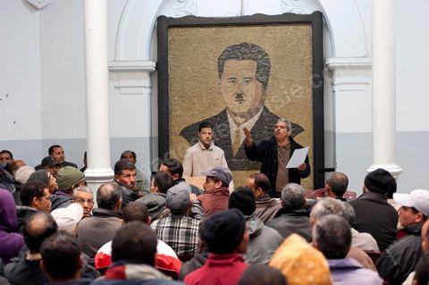 12 mars 2011 : Dans la grande salle de la Rotonde, sous l'oeil de Farhat Hached (portrait géant) au siège de l'UGGT réunion des syndicalistes d'une société privée de BTP, SBF, pour la création du syndicat de base de SBF et l'élection des représentants syndicalistes par vote des adhérents UGTT/SBF. Le vote est supervisé par le Bureau Régional de Tunis présidé ici par M. Amor Bouderbala, membre du bureau executif de l'UGGT Tunis. 17 syndicalistes UGTT / SBF se présentent pour 7 élus. Au coeur de l'UGTT (Union Générale Tunisienne du Travail), siège historique de la Place Mohamed Ali à Tunis.