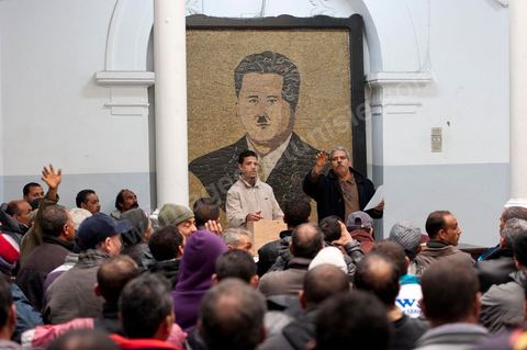 12 mars 2011 : Dans la grande salle de la Rotonde, sous l'oeil de Farhat Hached (portrait géant) au siège de l'UGGT réunion des syndicalistes d'une société privée de BTP, SBF, pour la création du syndicat de base de SBF et l'élection des représentants syndicalistes par vote des adhérents UGTT/SBF. Le vote est supervisé par le Bureau Régional de Tunis présidé ici par M. Amor Bouderbala, membre du bureau executif de l'UGGT Tunis. 17 syndicalistes UGTT / SBF se présentent pour 7 élus. Au coeur de l'UGTT (Union Générale Tunisienne du Travail), siège historique de la Place Mohamed Ali à Tunis.