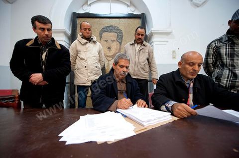 12 mars 2011 : Dans la grande salle de la Rotonde, sous l'oeil de Farhat Hached (portrait géant) au siège de l'UGGT réunion des syndicalistes d'une société privée de BTP, SBF, pour la création du syndicat de base de SBF et l'élection des représentants syndicalistes par vote des adhérents UGTT/SBF. Le vote est supervisé par le Bureau Régional de Tunis présidé ici par M. Amor Bouderbala, membre du bureau executif de l'UGGT Tunis. 17 syndicalistes UGTT / SBF se présentent pour 7 élus. Au coeur de l'UGTT (Union Générale Tunisienne du Travail), siège historique de la Place Mohamed Ali à Tunis.