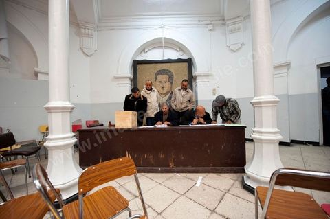 12 mars 2011 : Dans la grande salle de la Rotonde, sous l'oeil de Farhat Hached (portrait géant) au siège de l'UGGT réunion des syndicalistes d'une société privée de BTP, SBF, pour la création du syndicat de base de SBF et l'élection des représentants syndicalistes par vote des adhérents UGTT/SBF. Le vote est supervisé par le Bureau Régional de Tunis présidé ici par M. Amor Bouderbala, membre du bureau executif de l'UGGT Tunis. 17 syndicalistes UGTT / SBF se présentent pour 7 élus. Au coeur de l'UGTT (Union Générale Tunisienne du Travail), siège historique de la Place Mohamed Ali à Tunis.