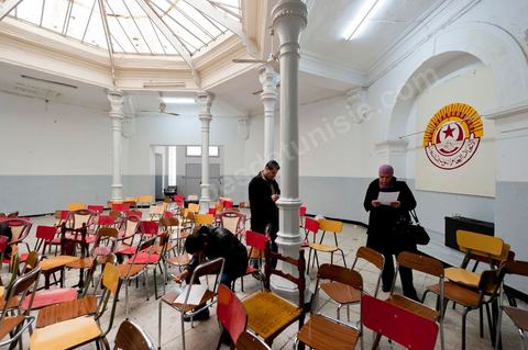 12 mars 2011 : Dans la grande salle de la Rotonde, sous l'oeil de Farhat Hached (portrait géant) au siège de l'UGGT réunion des syndicalistes d'une société privée de BTP, SBF, pour la création du syndicat de base de SBF et l'élection des représentants syndicalistes par vote des adhérents UGTT/SBF. Le vote est supervisé par le Bureau Régional de Tunis présidé ici par M. Amor Bouderbala, membre du bureau executif de l'UGGT Tunis. 17 syndicalistes UGTT / SBF se présentent pour 7 élus. Au coeur de l'UGTT (Union Générale Tunisienne du Travail), siège historique de la Place Mohamed Ali à Tunis.