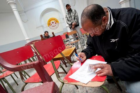 12 mars 2011 : Dans la grande salle de la Rotonde, sous l'oeil de Farhat Hached (portrait géant) au siège de l'UGGT réunion des syndicalistes d'une société privée de BTP, SBF, pour la création du syndicat de base de SBF et l'élection des représentants syndicalistes par vote des adhérents UGTT/SBF. Le vote est supervisé par le Bureau Régional de Tunis présidé ici par M. Amor Bouderbala, membre du bureau executif de l'UGGT Tunis. 17 syndicalistes UGTT / SBF se présentent pour 7 élus. Au coeur de l'UGTT (Union Générale Tunisienne du Travail), siège historique de la Place Mohamed Ali à Tunis.