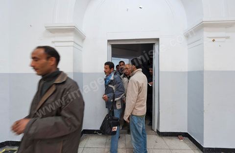 12 mars 2011 : Dans la grande salle de la Rotonde, sous l'oeil de Farhat Hached (portrait géant) au siège de l'UGGT réunion des syndicalistes d'une société privée de BTP, SBF, pour la création du syndicat de base de SBF et l'élection des représentants syndicalistes par vote des adhérents UGTT/SBF. Le vote est supervisé par le Bureau Régional de Tunis présidé ici par M. Amor Bouderbala, membre du bureau executif de l'UGGT Tunis. 17 syndicalistes UGTT / SBF se présentent pour 7 élus. Au coeur de l'UGTT (Union Générale Tunisienne du Travail), siège historique de la Place Mohamed Ali à Tunis.