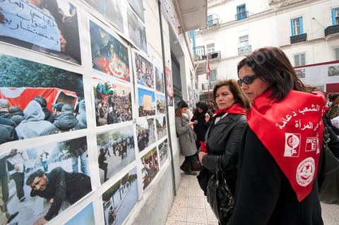 12 mars 2011 : Place Mohammed Ali les femmes se rassemblent et préparent leur marche dans le cadre de la Journée Mondiale de la Femme. Cette marche pour l'égalité et la citoyenneté des femmes est organisée par le Comité National de la Femme Travailleuse du Département Femmes, Jeunes Travailleurs et Association de l'UGTT. Au coeur de l'UGTT (Union Générale Tunisienne du Travail), siège historique de la Place Mohamed Ali à Tunis.