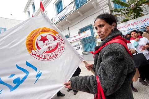 12 mars 2011 : Place Mohammed Ali les femmes se rassemblent et préparent leur marche dans le cadre de la Journée Mondiale de la Femme. Cette marche pour l'égalité et la citoyenneté des femmes est organisée par le Comité National de la Femme Travailleuse du Département Femmes, Jeunes Travailleurs et Association de l'UGTT. Au coeur de l'UGTT (Union Générale Tunisienne du Travail), siège historique de la Place Mohamed Ali à Tunis.