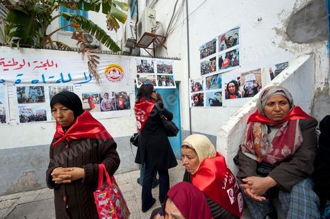 12 mars 2011 : Place Mohammed Ali les femmes se rassemblent et préparent leur marche dans le cadre de la Journée Mondiale de la Femme. Cette marche pour l'égalité et la citoyenneté des femmes est organisée par le Comité National de la Femme Travailleuse du Département Femmes, Jeunes Travailleurs et Association de l'UGTT. Au coeur de l'UGTT (Union Générale Tunisienne du Travail), siège historique de la Place Mohamed Ali à Tunis.