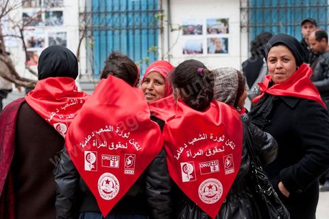 12 mars 2011 : Place Mohammed Ali les femmes se rassemblent et préparent leur marche dans le cadre de la Journée Mondiale de la Femme. Cette marche pour l'égalité et la citoyenneté des femmes est organisée par le Comité National de la Femme Travailleuse du Département Femmes, Jeunes Travailleurs et Association de l'UGTT. Au coeur de l'UGTT (Union Générale Tunisienne du Travail), siège historique de la Place Mohamed Ali à Tunis.