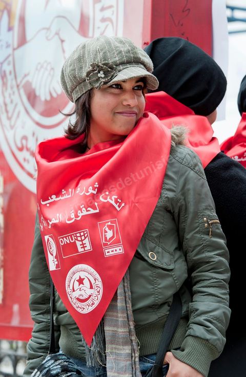 12 mars 2011 : Place Mohammed Ali les femmes se rassemblent et préparent leur marche dans le cadre de la Journée Mondiale de la Femme. Cette marche pour l'égalité et la citoyenneté des femmes est organisée par le Comité National de la Femme Travailleuse du Département Femmes, Jeunes Travailleurs et Association de l'UGTT. Au coeur de l'UGTT (Union Générale Tunisienne du Travail), siège historique de la Place Mohamed Ali à Tunis.