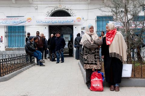 12 mars 2011 : Place Mohammed Ali les femmes se rassemblent et préparent leur marche dans le cadre de la Journée Mondiale de la Femme. Cette marche pour l'égalité et la citoyenneté des femmes est organisée par le Comité National de la Femme Travailleuse du Département Femmes, Jeunes Travailleurs et Association de l'UGTT. Au coeur de l'UGTT (Union Générale Tunisienne du Travail), siège historique de la Place Mohamed Ali à Tunis.