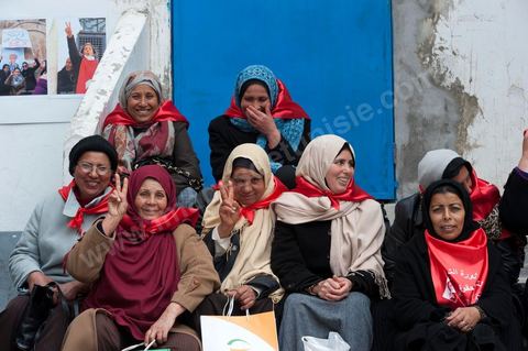 12 mars 2011 : Place Mohammed Ali les femmes se rassemblent et préparent leur marche dans le cadre de la Journée Mondiale de la Femme. Cette marche pour l'égalité et la citoyenneté des femmes est organisée par le Comité National de la Femme Travailleuse du Département Femmes, Jeunes Travailleurs et Association de l'UGTT. Au coeur de l'UGTT (Union Générale Tunisienne du Travail), siège historique de la Place Mohamed Ali à Tunis.