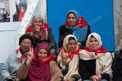 12 mars 2011 : Place Mohammed Ali les femmes se rassemblent et préparent leur marche dans le cadre de la Journée Mondiale de la Femme. Cette marche pour l'égalité et la citoyenneté des femmes est organisée par le Comité National de la Femme Travailleuse du Département Femmes, Jeunes Travailleurs et Association de l'UGTT. Au coeur de l'UGTT (Union Générale Tunisienne du Travail), siège historique de la Place Mohamed Ali à Tunis.