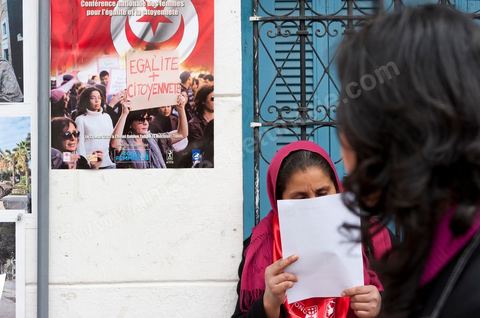 12 mars 2011 : Place Mohammed Ali les femmes se rassemblent et préparent leur marche dans le cadre de la Journée Mondiale de la Femme. Cette marche pour l'égalité et la citoyenneté des femmes est organisée par le Comité National de la Femme Travailleuse du Département Femmes, Jeunes Travailleurs et Association de l'UGTT. Au coeur de l'UGTT (Union Générale Tunisienne du Travail), siège historique de la Place Mohamed Ali à Tunis.