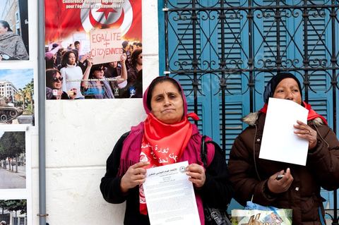 12 mars 2011 : Place Mohammed Ali les femmes se rassemblent et préparent leur marche dans le cadre de la Journée Mondiale de la Femme. Cette marche pour l'égalité et la citoyenneté des femmes est organisée par le Comité National de la Femme Travailleuse du Département Femmes, Jeunes Travailleurs et Association de l'UGTT. Au coeur de l'UGTT (Union Générale Tunisienne du Travail), siège historique de la Place Mohamed Ali à Tunis.