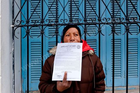 12 mars 2011 : Place Mohammed Ali les femmes se rassemblent et préparent leur marche dans le cadre de la Journée Mondiale de la Femme. Cette marche pour l'égalité et la citoyenneté des femmes est organisée par le Comité National de la Femme Travailleuse du Département Femmes, Jeunes Travailleurs et Association de l'UGTT. Au coeur de l'UGTT (Union Générale Tunisienne du Travail), siège historique de la Place Mohamed Ali à Tunis.