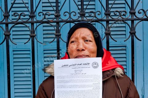 12 mars 2011 : Place Mohammed Ali les femmes se rassemblent et préparent leur marche dans le cadre de la Journée Mondiale de la Femme. Cette marche pour l'égalité et la citoyenneté des femmes est organisée par le Comité National de la Femme Travailleuse du Département Femmes, Jeunes Travailleurs et Association de l'UGTT. Au coeur de l'UGTT (Union Générale Tunisienne du Travail), siège historique de la Place Mohamed Ali à Tunis.