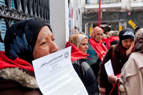 12 mars 2011 : Place Mohammed Ali les femmes se rassemblent et préparent leur marche dans le cadre de la Journée Mondiale de la Femme. Cette marche pour l'égalité et la citoyenneté des femmes est organisée par le Comité National de la Femme Travailleuse du Département Femmes, Jeunes Travailleurs et Association de l'UGTT. Au coeur de l'UGTT (Union Générale Tunisienne du Travail), siège historique de la Place Mohamed Ali à Tunis.