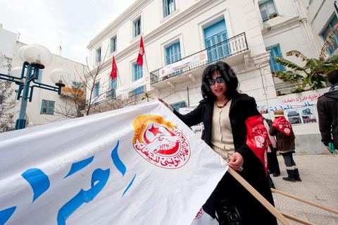 12 mars 2011 : Place Mohammed Ali les femmes se rassemblent et préparent leur marche dans le cadre de la Journée Mondiale de la Femme. Cette marche pour l'égalité et la citoyenneté des femmes est organisée par le Comité National de la Femme Travailleuse du Département Femmes, Jeunes Travailleurs et Association de l'UGTT. Au coeur de l'UGTT (Union Générale Tunisienne du Travail), siège historique de la Place Mohamed Ali à Tunis.