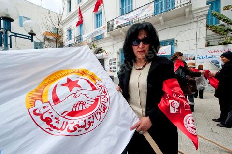 12 mars 2011 : Place Mohammed Ali les femmes se rassemblent et préparent leur marche dans le cadre de la Journée Mondiale de la Femme. Cette marche pour l'égalité et la citoyenneté des femmes est organisée par le Comité National de la Femme Travailleuse du Département Femmes, Jeunes Travailleurs et Association de l'UGTT. Au coeur de l'UGTT (Union Générale Tunisienne du Travail), siège historique de la Place Mohamed Ali à Tunis.