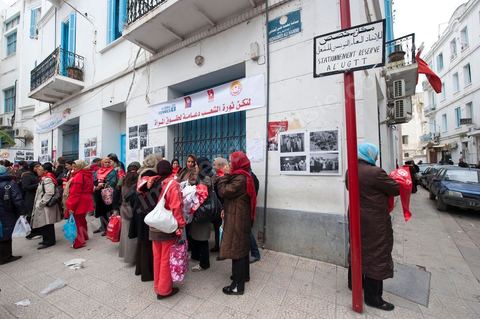 12 mars 2011 : Place Mohammed Ali les femmes se rassemblent et préparent leur marche dans le cadre de la Journée Mondiale de la Femme. Cette marche pour l'égalité et la citoyenneté des femmes est organisée par le Comité National de la Femme Travailleuse du Département Femmes, Jeunes Travailleurs et Association de l'UGTT. Au coeur de l'UGTT (Union Générale Tunisienne du Travail), siège historique de la Place Mohamed Ali à Tunis.