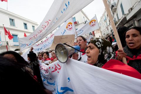 12 mars 2011 : Place Mohammed Ali les femmes se rassemblent et préparent leur marche dans le cadre de la Journée Mondiale de la Femme. Cette marche pour l'égalité et la citoyenneté des femmes est organisée par le Comité National de la Femme Travailleuse du Département Femmes, Jeunes Travailleurs et Association de l'UGTT. Au coeur de l'UGTT (Union Générale Tunisienne du Travail), siège historique de la Place Mohamed Ali à Tunis.